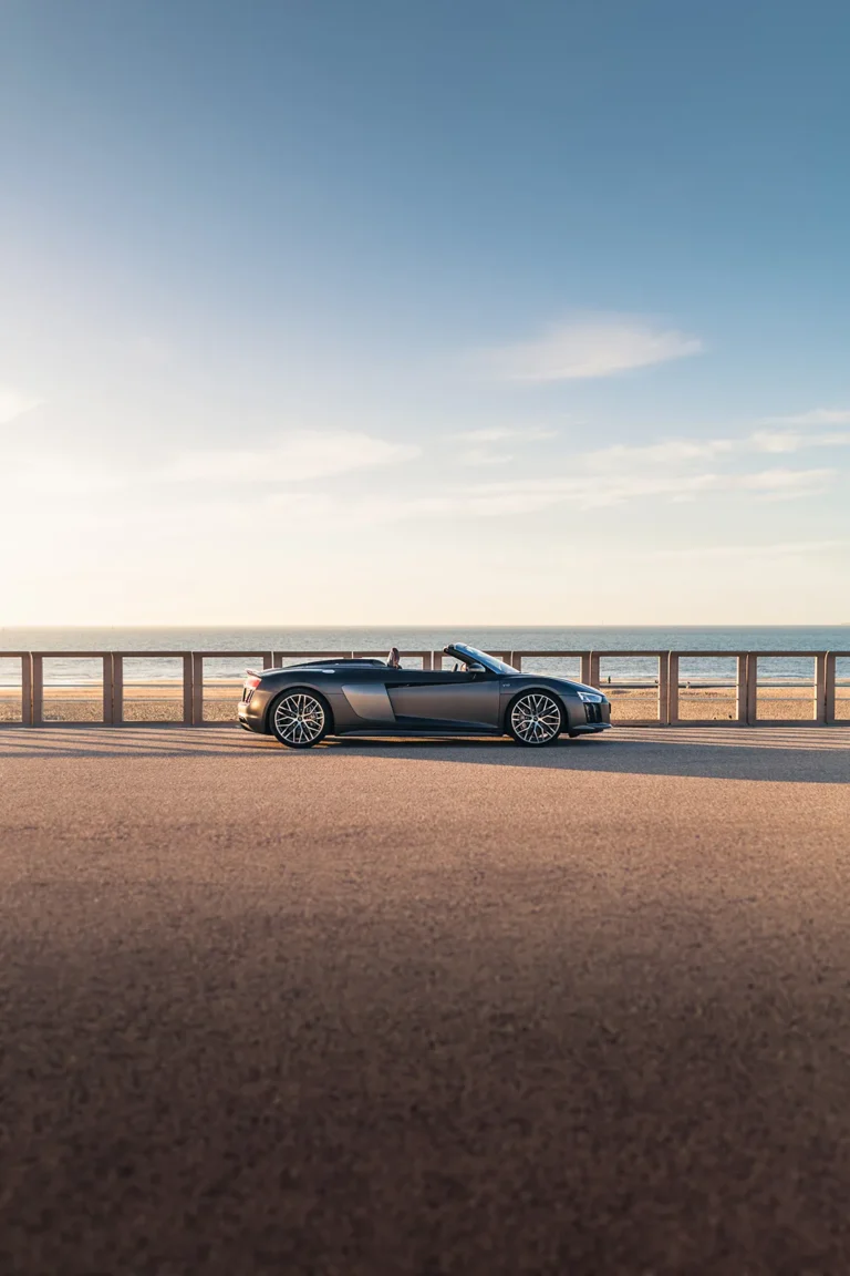 Audi r8 scheveningen zijkant met zee auto fotografie